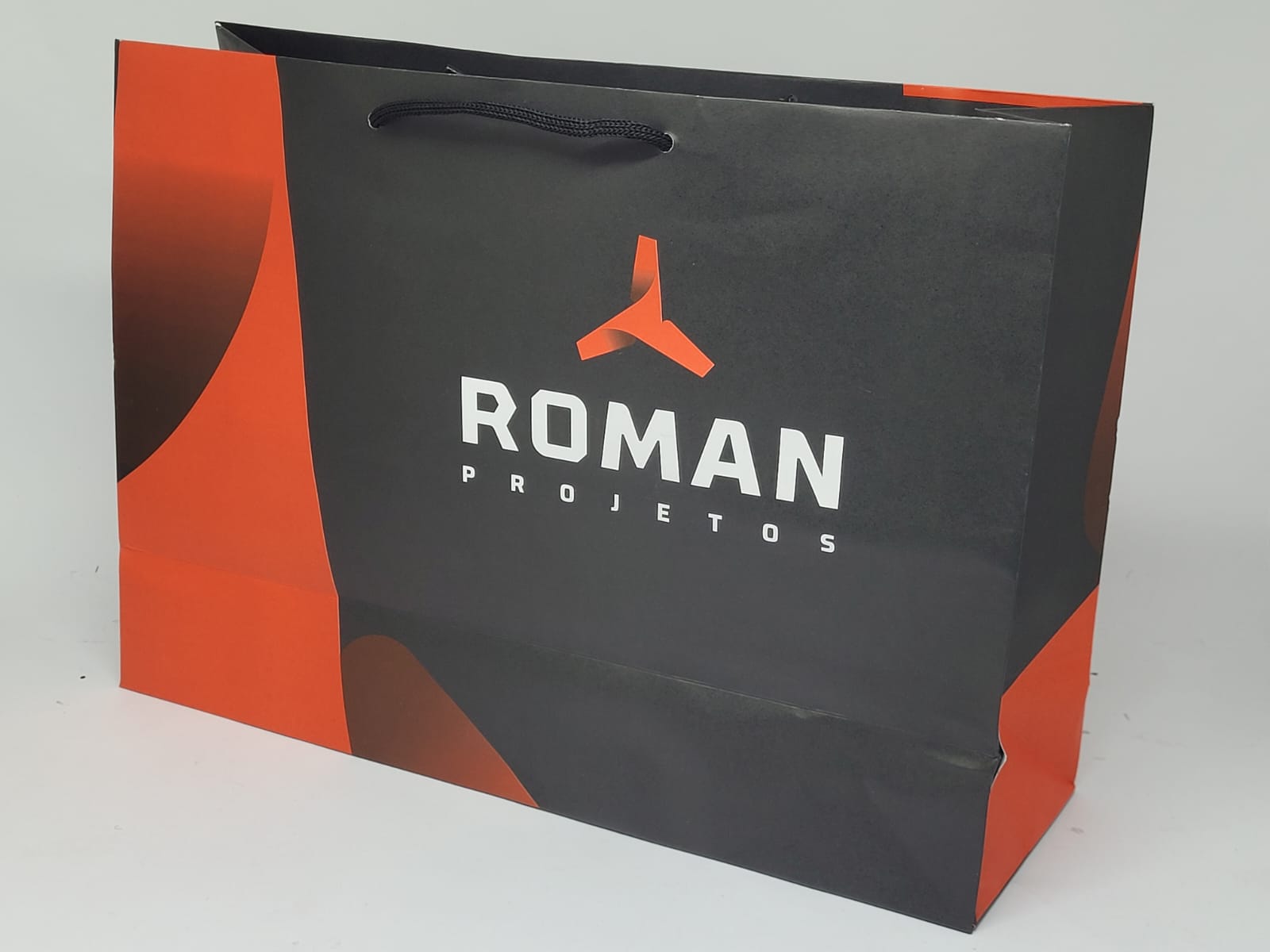 Sacolas Personalizadas: A Solução Ideal para Promover sua Marca com Estilo e Sustentabilidade